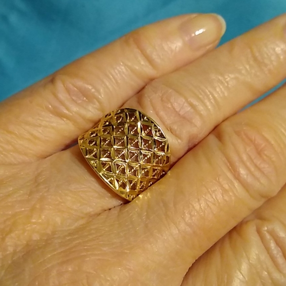 14K Yellow Gold Diamond-Cut Ring - Picture 3 of 8